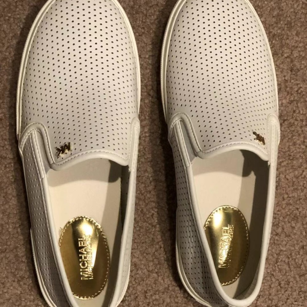 Michael Kors white leather sneaker size 7.5